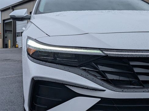 Certified 2025 Hyundai Elantra Limited image 9