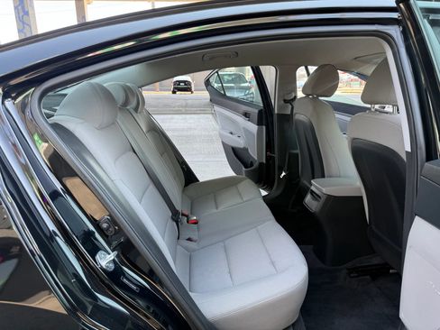 Used 2018 Hyundai Elantra SEL FWD image 16