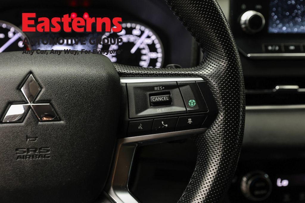Used 2023 Mitsubishi Outlander SE AWD/4WD image 16