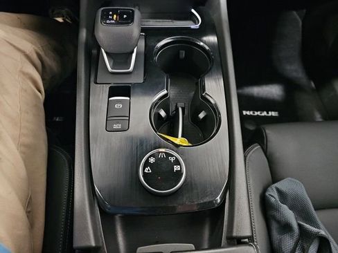 Used 2025 Nissan Rogue SL image 16