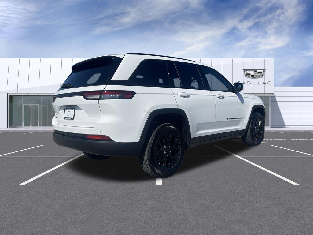 Used 2024 Jeep Grand Cherokee Altitude AWD/4WD image 8