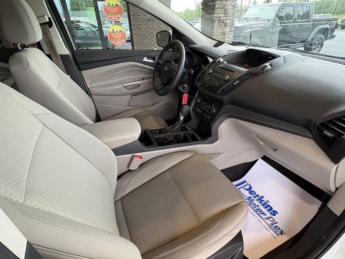 Used 2017 Ford Escape SE FWD image 25