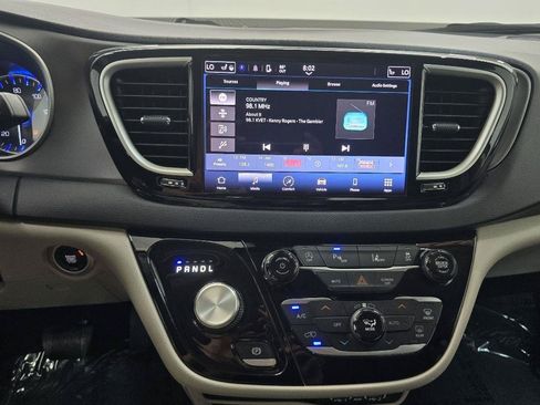 Used 2022 Chrysler Pacifica Touring-L FWD image 25