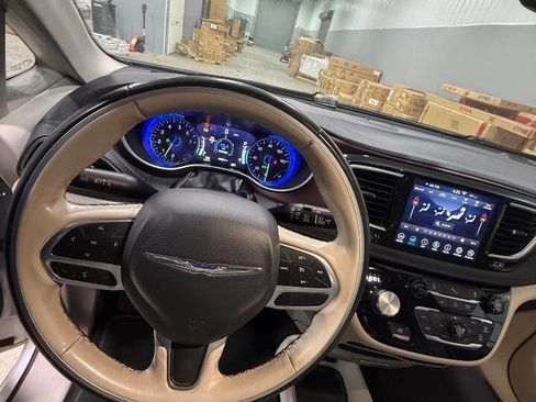 Used 2020 Chrysler Pacifica Limited image 8