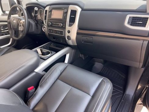 Used 2018 Nissan Titan SV w/ SV Convenience Package RWD image 32