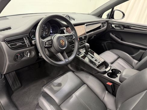 Certified 2025 Porsche Macan image 4