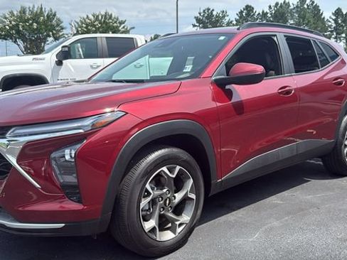 Used 2025 Chevrolet Trax LT w/ LT Convenience Package FWD image 3