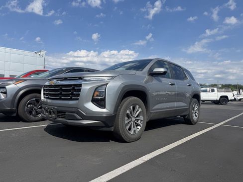 Used 2025 Chevrolet Equinox LT FWD image 2