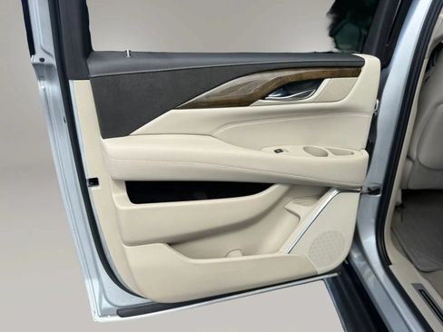 Used 2019 Cadillac Escalade ESV Luxury AWD/4WD image 38
