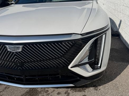 Used 2024 Cadillac Lyriq Luxury AWD/4WD image 7