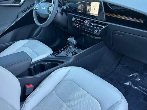 Used 2025 Kia Niro EX Touring image 13