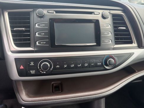Used 2016 Toyota Highlander LE FWD image 12