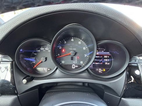 Used 2018 Porsche Macan Sport Edition image 40