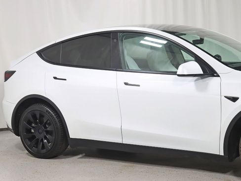 Used 2022 Tesla Model Y Long Range image 3
