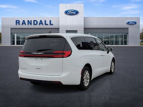Used 2023 Chrysler Pacifica Touring-L FWD image 5