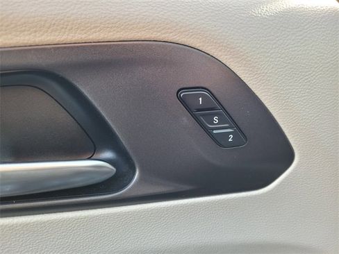 Certified 2020 Chrysler Pacifica Limited w/ Advanced Safetytec Group image 27