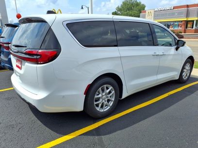 New 2025 Chrysler Pacifica Select