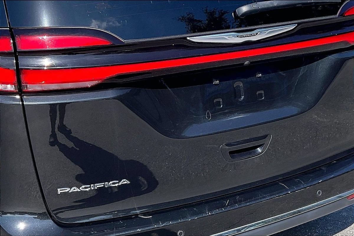 Used 2023 Chrysler Pacifica Touring-L FWD image 23