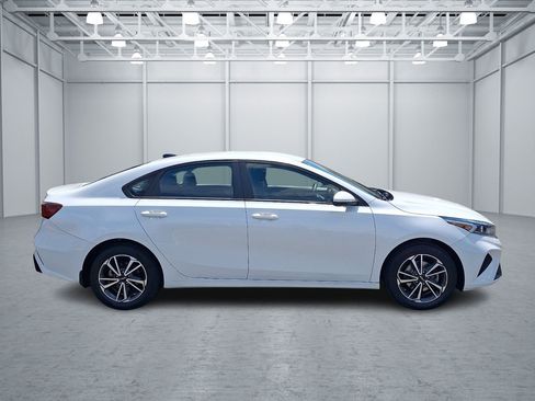 Used 2022 Kia Forte LXS FWD image 10