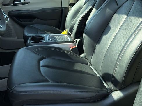 Used 2024 Chrysler Pacifica Touring-L image 11