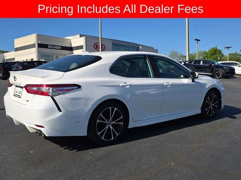 Used 2020 Toyota Camry SE FWD image 3