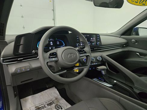 Used 2025 Hyundai Elantra SE image 18