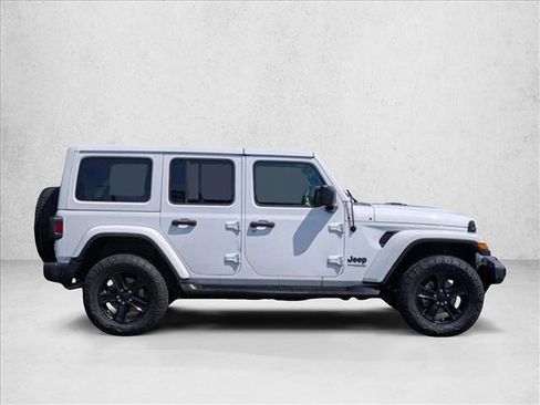 Used 2022 Jeep Wrangler Unlimited Sahara AWD/4WD image 4