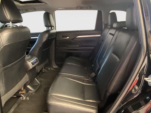 Used 2019 Toyota Highlander XLE AWD/4WD image 19