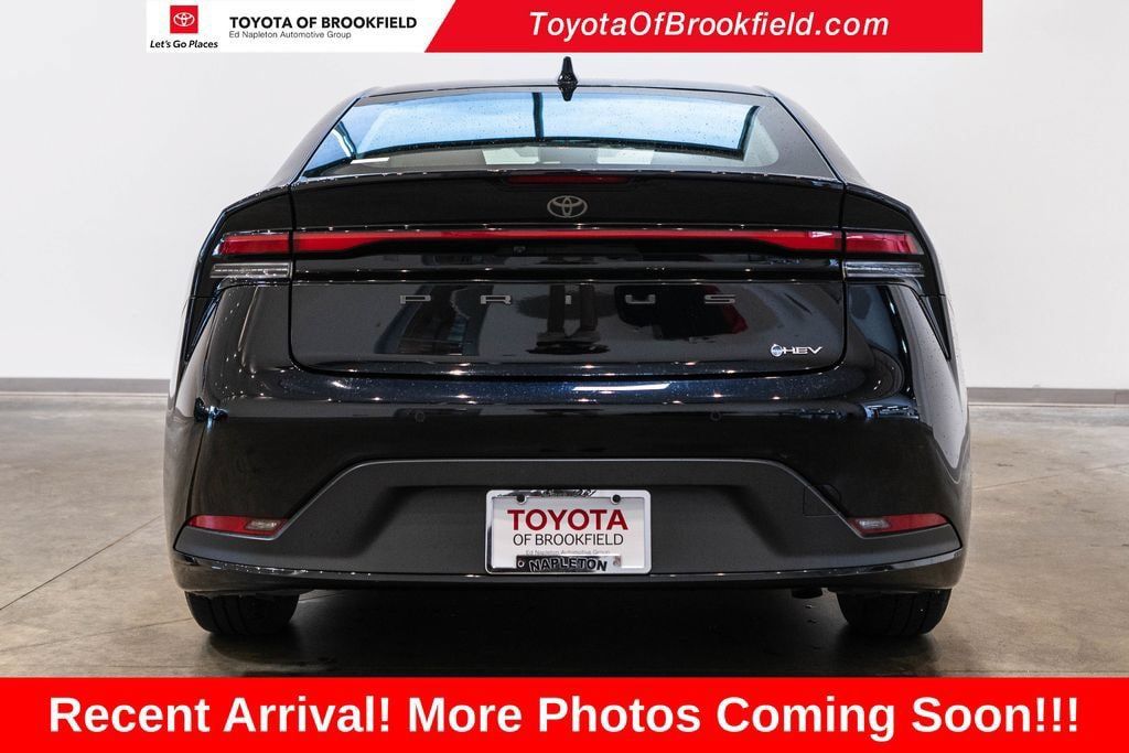 Used 2025 Toyota Prius LE FWD image 7