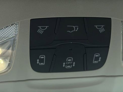 Used 2023 Chrysler Pacifica Touring-L FWD image 15