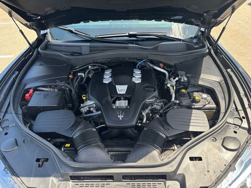 Used 2021 Maserati Levante AWD/4WD image 32