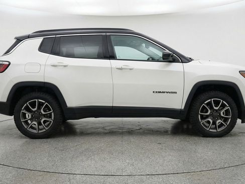 Used 2025 Jeep Compass Trailhawk image 11