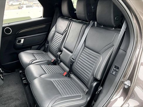 Used 2024 Land Rover Discovery Metropolitan Edition image 20