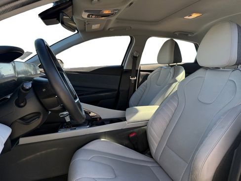 Used 2025 Hyundai Elantra Limited image 9