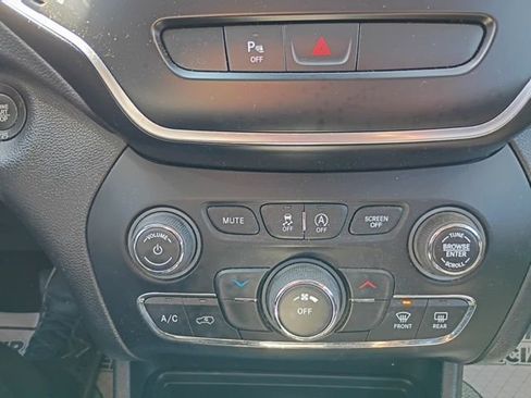 Used 2019 Jeep Cherokee Latitude Plus w/ Cold Weather Group image 24