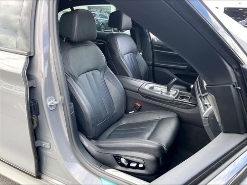 Used 2022 BMW 740i w/ M Sport Package RWD image 9