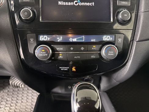 Used 2018 Nissan Rogue SV w/ Premium Package image 18