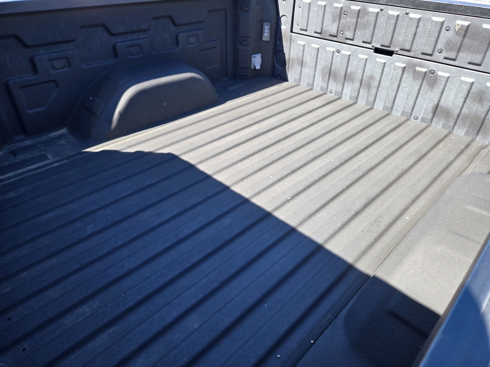 Used 2023 GMC Sierra 1500 SLT w/ SLT Premium Package AWD/4WD image 9