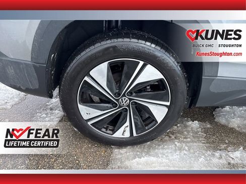 Used 2025 Volkswagen Taos SE image 13