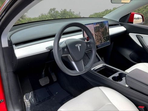 Used 2021 Tesla Model Y Long Range image 16