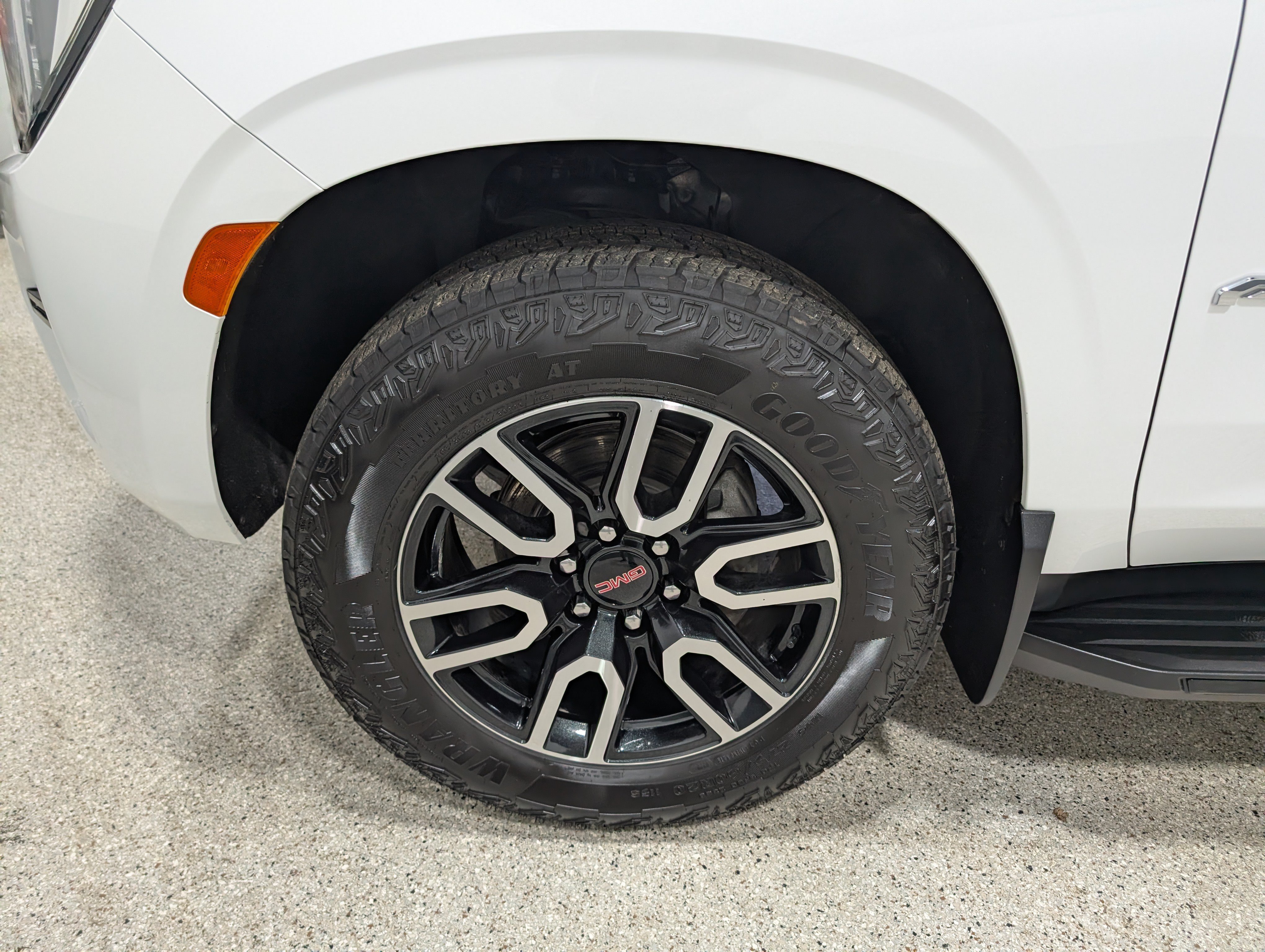 Used 2024 GMC Yukon AT4 w/ Technology Package AWD/4WD image 11
