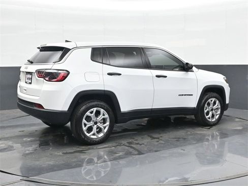 Used 2025 Jeep Compass Sport image 4
