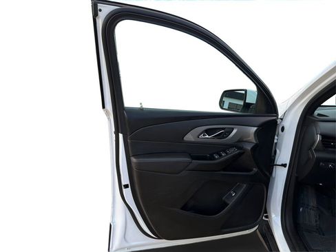 Used 2023 Chevrolet Traverse LT image 20