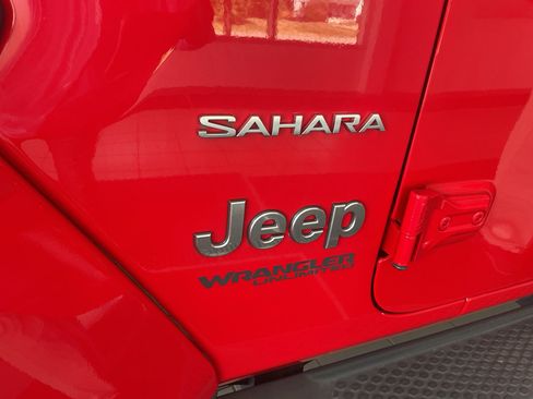 Used 2019 Jeep Wrangler Unlimited Sahara w/ Uconnect 4C Nav & Sound Group AWD/4WD image 8