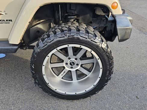 Used 2017 Jeep Wrangler Unlimited Sahara w/ Max Tow Package image 27