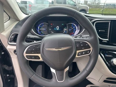 Used 2023 Chrysler Pacifica Touring-L FWD image 21