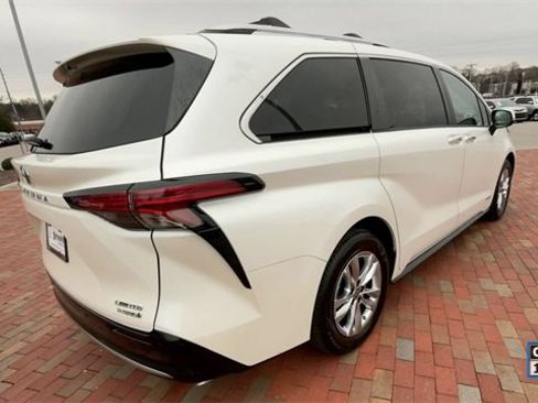 Used 2021 Toyota Sienna Limited image 9