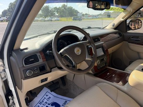 Used 2011 Chevrolet Avalanche LTZ RWD image 12
