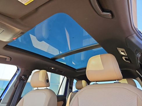 Certified 2022 Volkswagen Tiguan SE w/ Panoramic Sunroof Package image 12