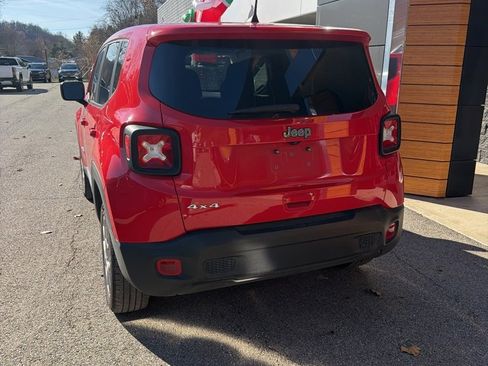Used 2023 Jeep Renegade Latitude image 2